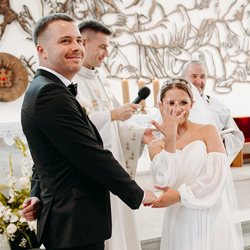 Zdjęcie ślubne pary w kościele
